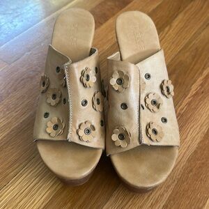 Dolce by Mojo Moxy 100% Vegan Leather
Retro Inspired Slip on Clog